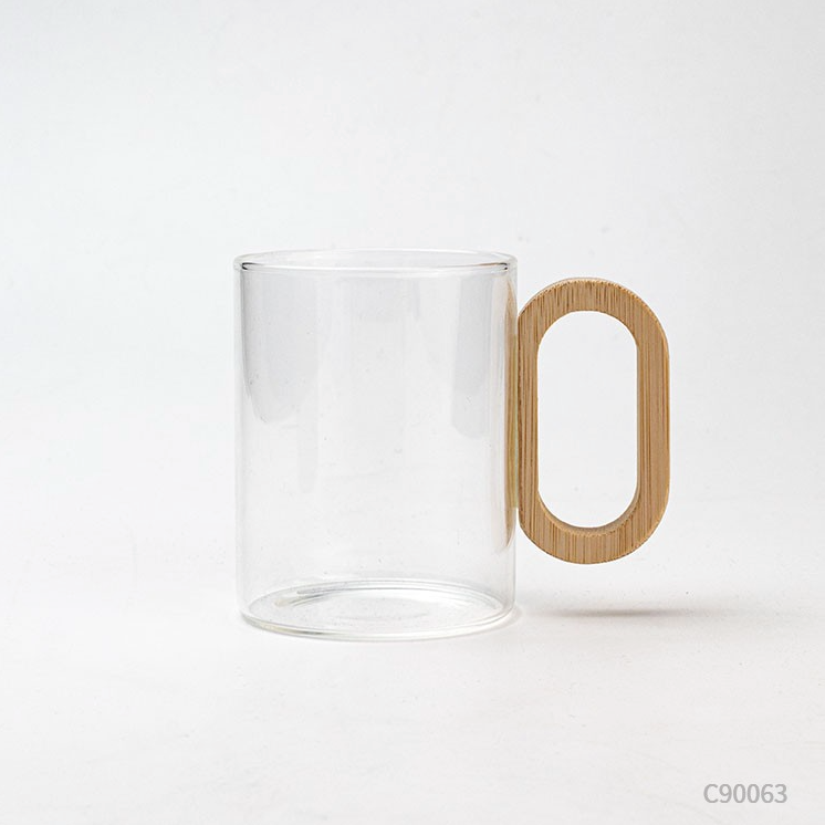 Detalle en bambú de set Coral en taza. Logo personalizado, regalo empresa.
