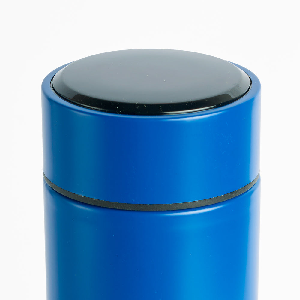 Detalle de botella térmica inteligente color azul. Logo personalizado, regalo corporativo.