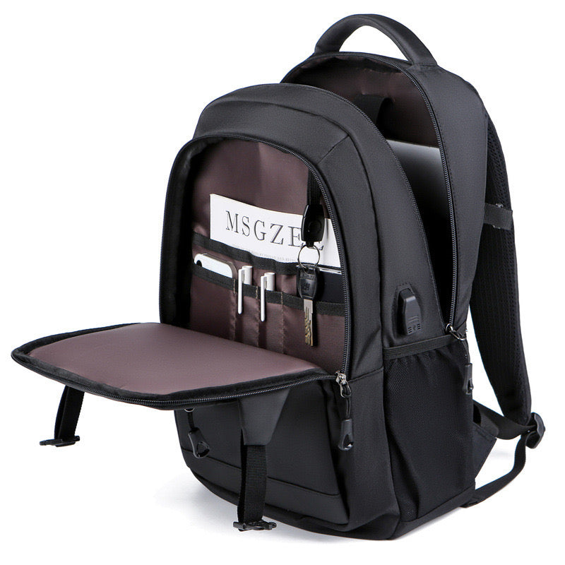 Detalle Mochila premium foco. Logo personalizado. Regalo empresarial.