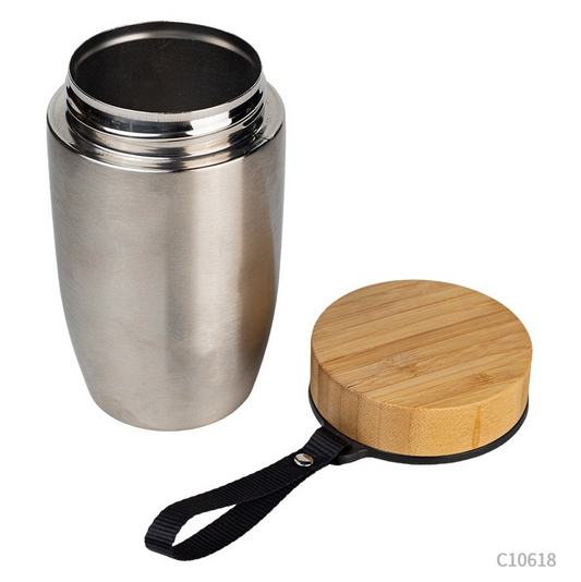 Detalle de tapa bambú en vaso Tíber. Logo personalizado, regalo empresarial.