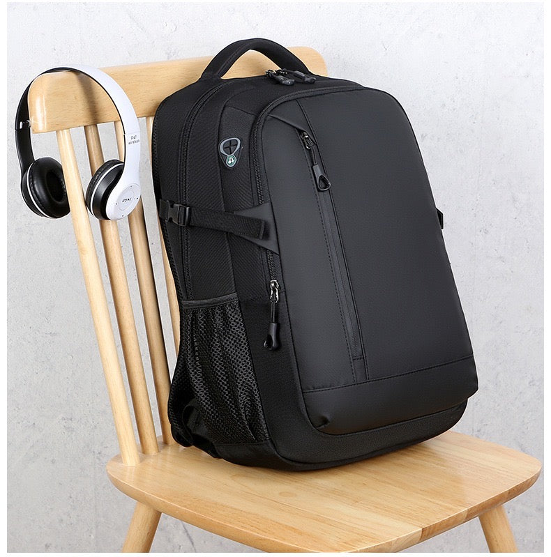 Mochila Premium Fco de color negra. Logo personalizado, regalo empresarial.
