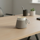 Parlante Bluetooth Soria sobre escritorio. Logo personalizado, regalo corporativo.