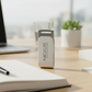 Pendrive Calm en escritorio. Logo personalizado, regalo empresarial.