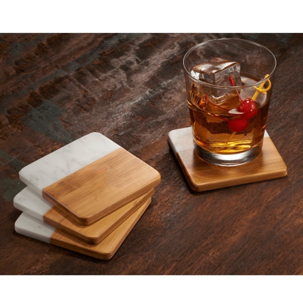 Set de 4 posavasos de bambú y mármol en mesada. Logo personalizado, regalo empresarial.