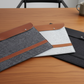 Sobre Notebook Urban en escritorio. Logo personalizado, regalo empresarial.