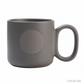 Taza Mara color gris, con placa metálica. Logo personalizado, regalo empresarial.