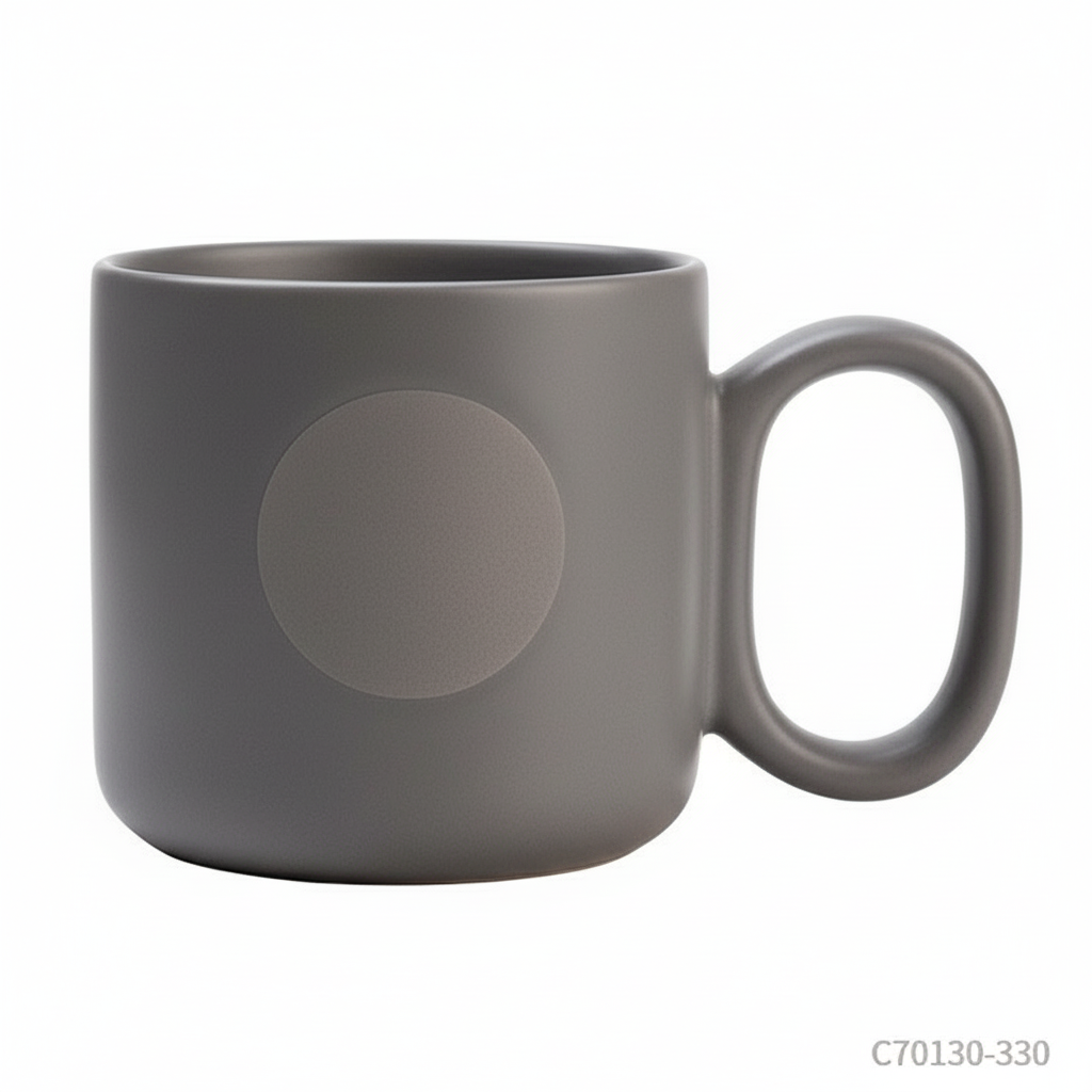 Taza Mara color gris, con placa metálica. Logo personalizado, regalo empresarial.