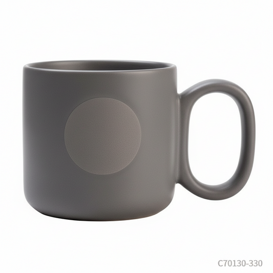 Taza Mara color gris, con placa metálica. Logo personalizado, regalo empresarial.