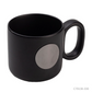 Taza Mara de color negra con logo metálico. Logo personalizado, regalo empresarial.