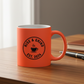 Taza neón en escritorio. Logo personalizado, regalo empresarial.