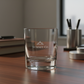 Vaso whisky en escritorio. Logo personalizado, regalo empresarial.