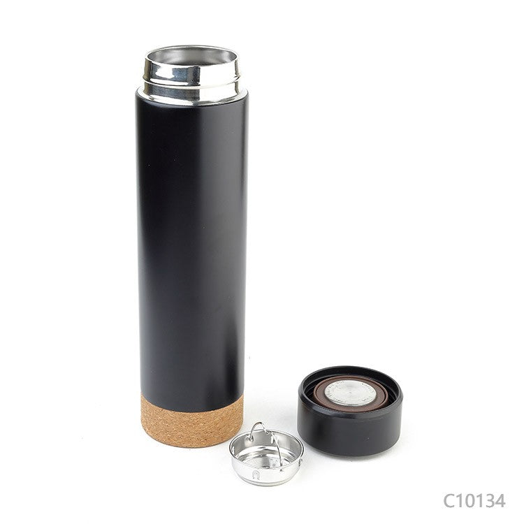 Botella de acero inoxidable con filtro para té o café y base de corcho. Puede personalizarse, para regalos empresariales, con un logotipo grabado con láser