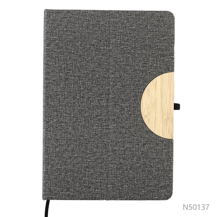 Cuaderno porta celular de tela R-PET y detalle en bambú, disponible en colores gris o negro. Logotipo en grabado láser en la tapa.