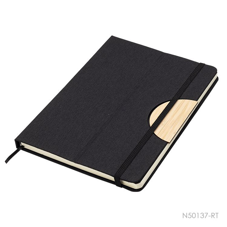Cuaderno porta celular de tela R-PET y detalle en bambú, disponible en colores gris o negro. Logotipo en grabado láser en la tapa.