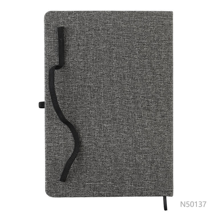 Cuaderno porta celular de tela R-PET y detalle en bambú, disponible en colores gris o negro. Logotipo en grabado láser en la tapa.