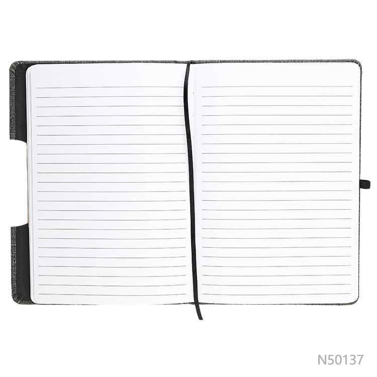 Cuaderno porta celular de tela R-PET y detalle en bambú, disponible en colores gris o negro. Logotipo en grabado láser en la tapa.