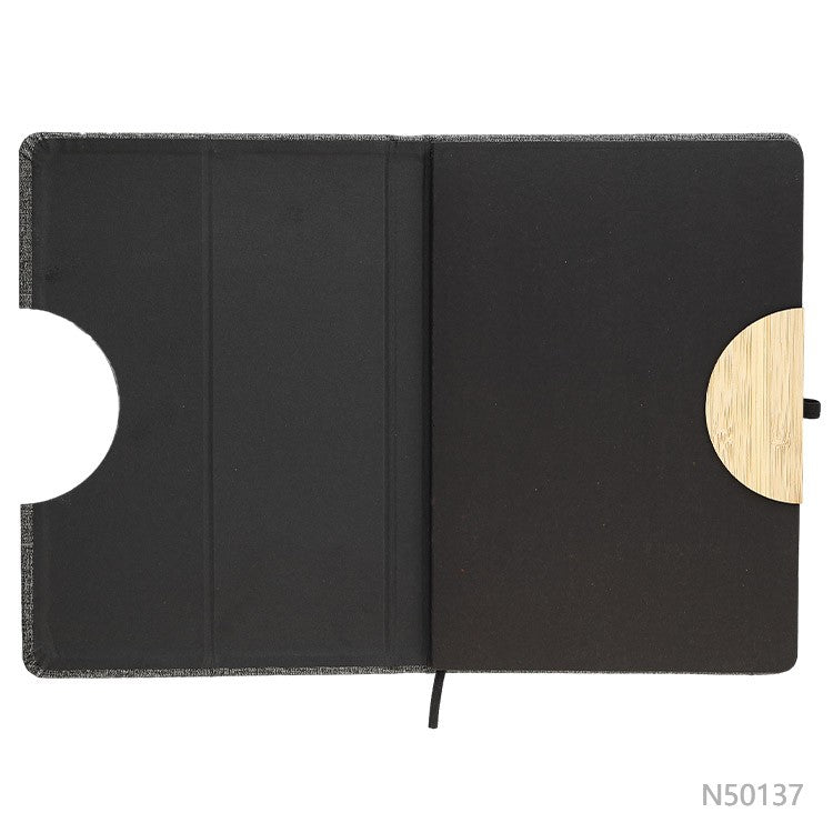 Cuaderno porta celular de tela R-PET y detalle en bambú, disponible en colores gris o negro. Logotipo en grabado láser en la tapa.