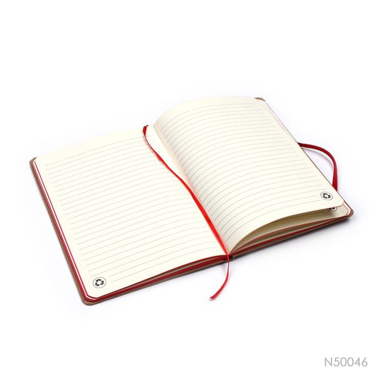 Cuaderno con tapa de cartón kraft. Disponible en colores verde, negro, azul y rojo. Se puede personalizar con un logotipo impreso en UV