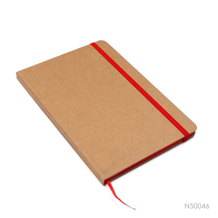 Cuaderno con tapa de cartón kraft. Disponible en colores verde, negro, azul y rojo. Se puede personalizar con un logotipo impreso en UV