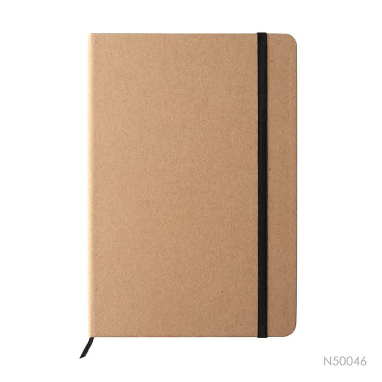 Cuaderno con tapa de cartón kraft. Disponible en colores verde, negro, azul y rojo. Se puede personalizar con un logotipo impreso en UV
