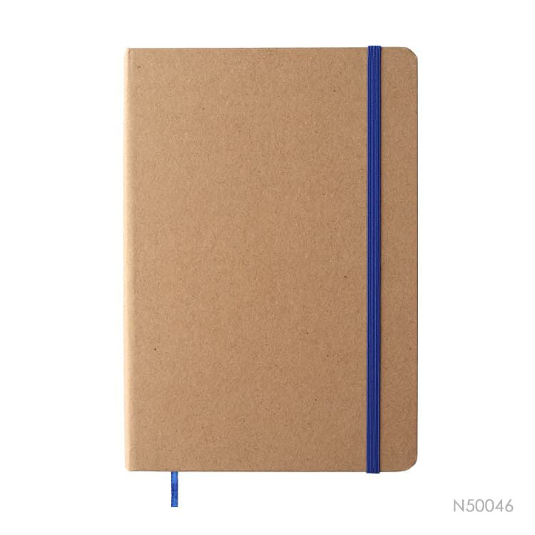 Cuaderno con tapa de cartón kraft. Disponible en colores verde, negro, azul y rojo. Se puede personalizar con un logotipo impreso en UV