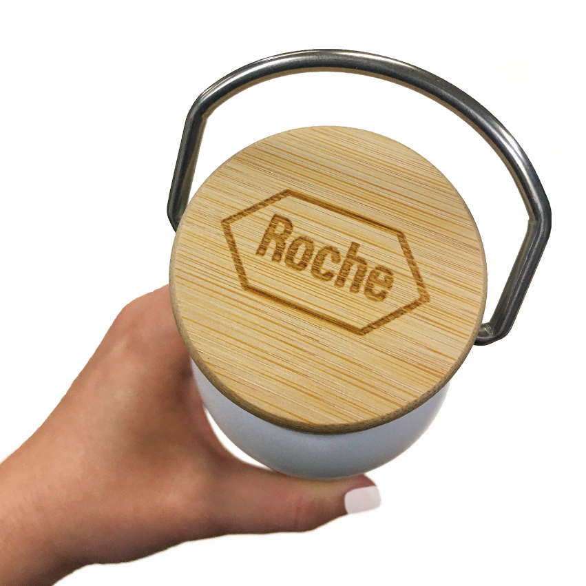 Detalle botella para regalos empresariales con tapa de bambú. Se puede personalizar con logo utilizando grabado láser o impresión uv