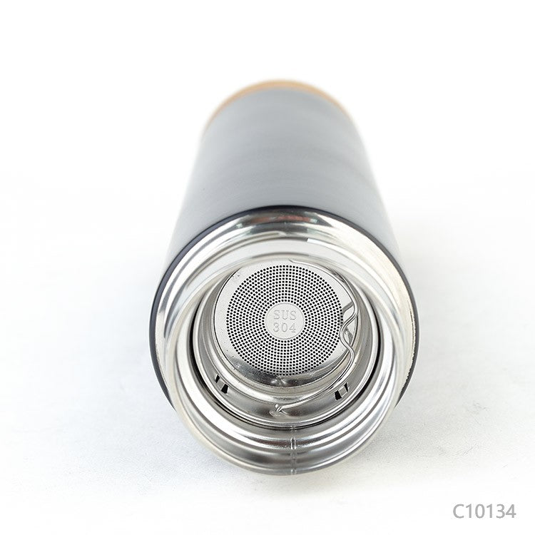 Detalle de botella de acero inoxidable con filtro para té o café y base de corcho. Puede personalizarse, para regalos empresariales, con un logotipo grabado con láser