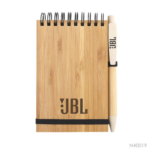 Lapicera y libreta con tapa de bambú y hojas recicladas. Pueden personalizarse con logotipo impreso en UV o grabado con láser.