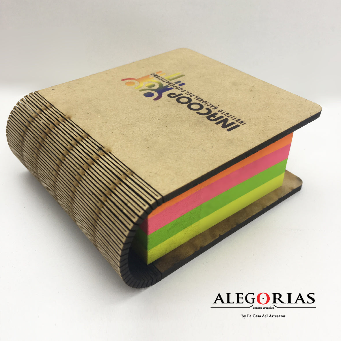 Libreta Post It con tapa de madera que puede personalizarse con impresión UV, calado o grabado láser