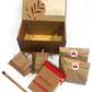 Kit ecológico para regalos empresariales incluye macetas biodegradables, lápiz plantable, libreta y lapicera ecológicas, semillas y dos bolsitas de tierra. Incluye instrucciones de germinación y se presenta en una caja con viruta