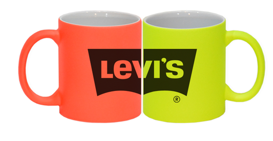 Tazas de cerámica acabado mate con tonos neón. Para regalos empresariales se puede personalizar con un logo.