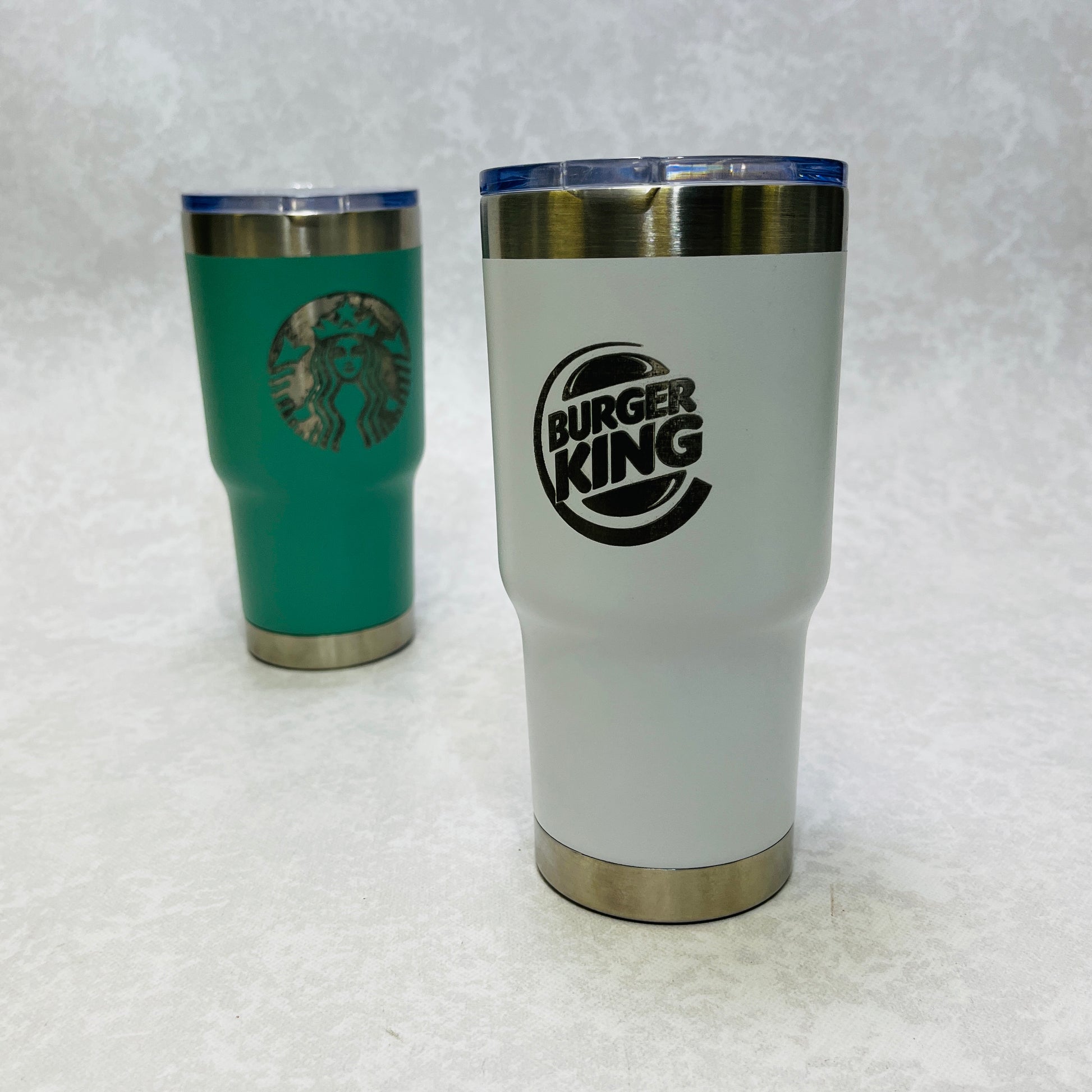 Vaso térmico con tapa y sorbito. Para regalos empresariales se puede personalizar con un logo utilizando grabado láser.