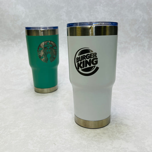 Vaso térmico con tapa y sorbito. Para regalos empresariales se puede personalizar con un logo utilizando grabado láser.