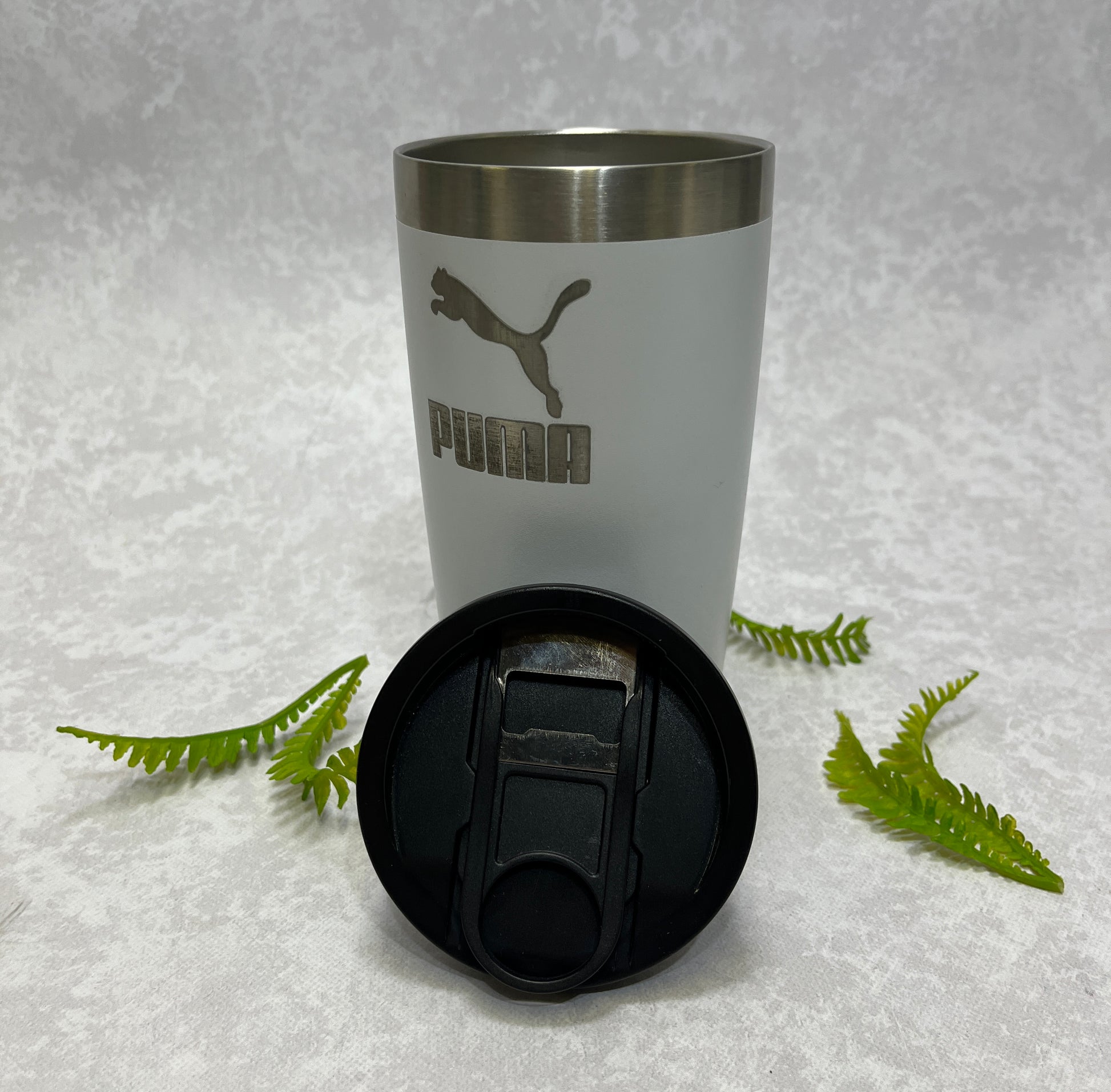 Vaso térmico con destapador. Para regalos empresariales se puede personalizar con un logo utilizando grabado láser.
