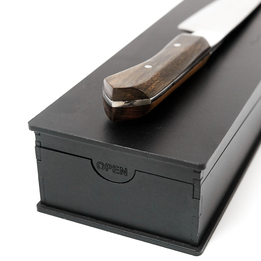 Detalle de caja y cuchilla pacífico. Logo personalizado, regalo empresarial.