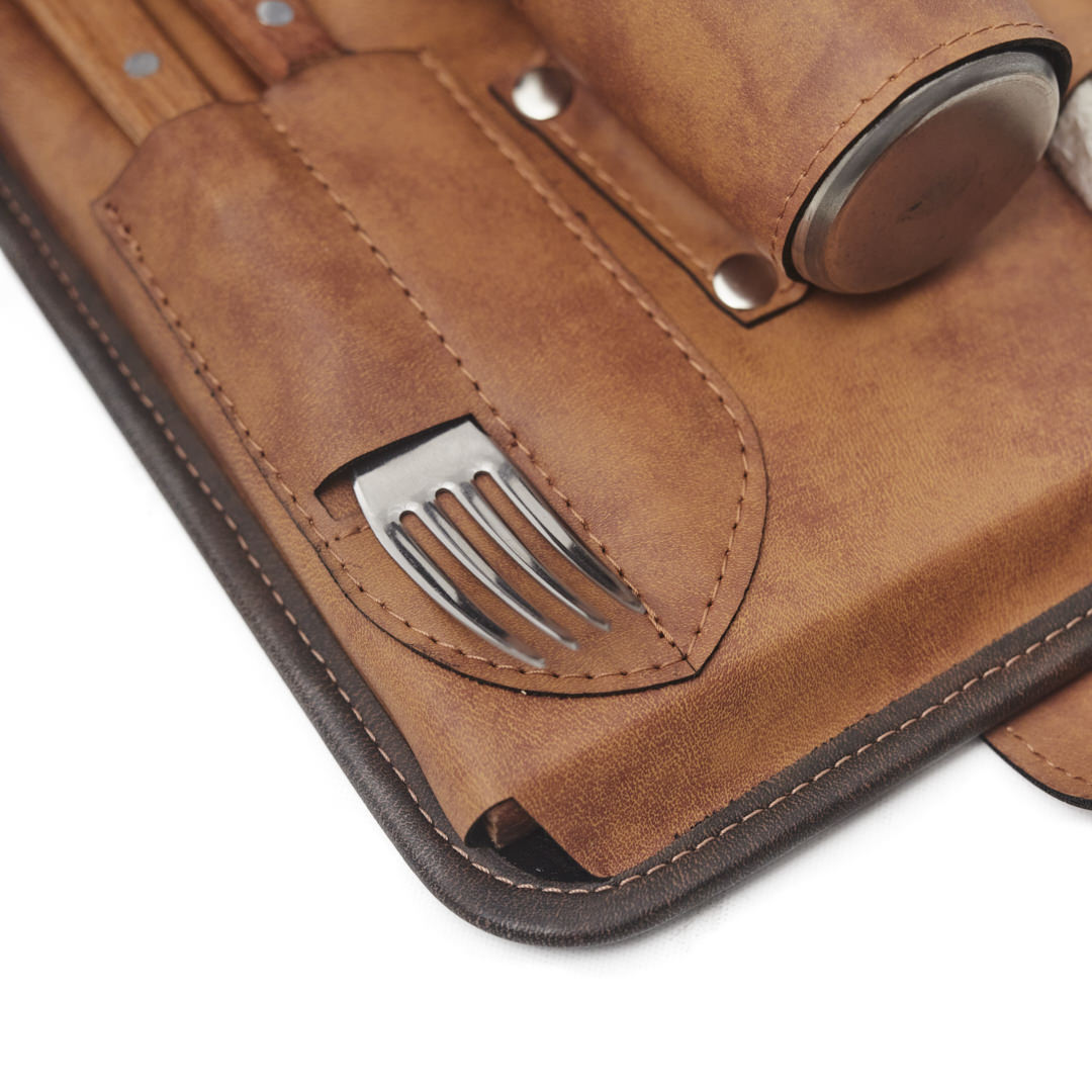 Detalle de estuche de cubiertos. Logo personalizado, regalo empresarial.