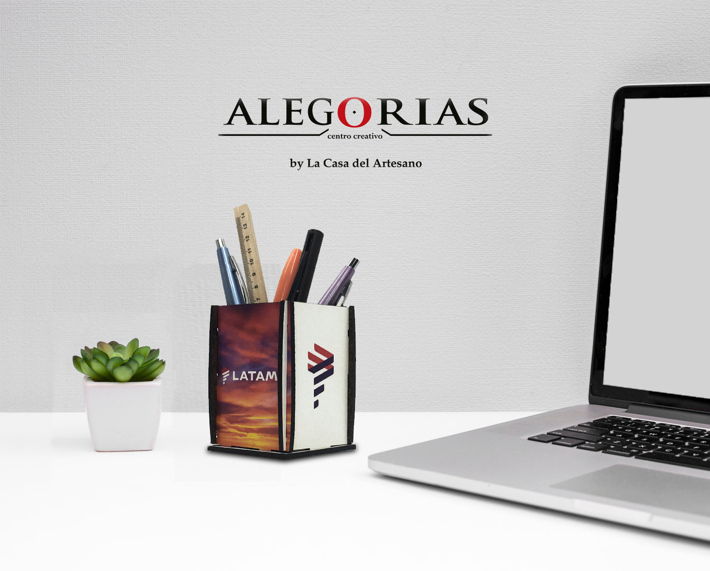 Lapicero Lumina en escritorio. Logo personalizado, regalo empresarial.