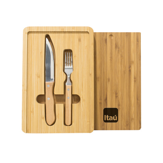 Tabla de madera con cubiertos. Logo personalizado, regalo empresarial.