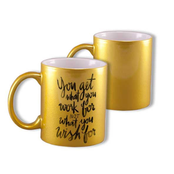 Taza metalizada de color dorada. Logo personalizado sublimado. Regalo empresarial.